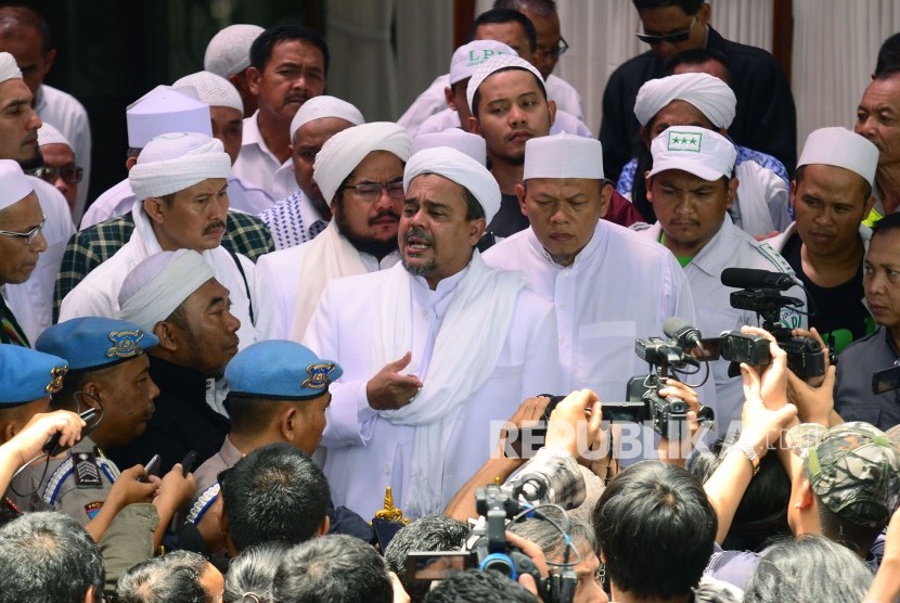 Habib Rizieq Penuhi Panggilan Polda Jabar Imam besar Front Pembela Islam (FPI) Habib Rizieq Syihab memberi keterangan kepada awak media di sela-sela pemeriksaan di Markas Polda Jabar, Kota Bandung, Kamis (12/1).