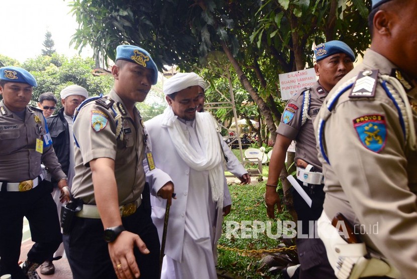 Habib Rizieq Penuhi Panggilan Polda Jabar Imam besar Front Pembela Islam (FPI) Habib Rizieq Shihab berjalan seusai memberi keterangan kepada awak media di sela-sela pemeriksaan di Markas Polda Jabar, Kota Bandung, Kamis (12/1).