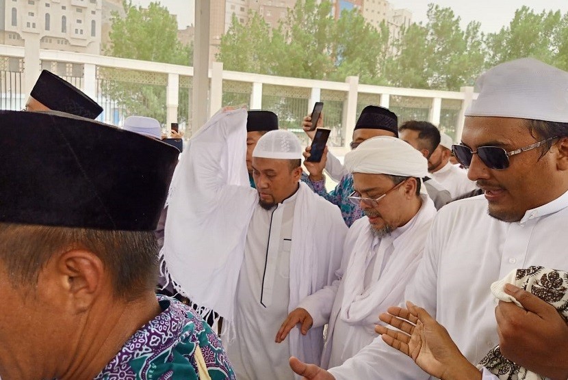 Habib Rizieq Shihab datang dan berdoa di pemakaman KH Maimun Zubair (Mbah Moen) di permakaman Ma'la di Kawasan Dahlatul Jin, Makkah, usai Shalat Zhuhur, Selasa (6/8).