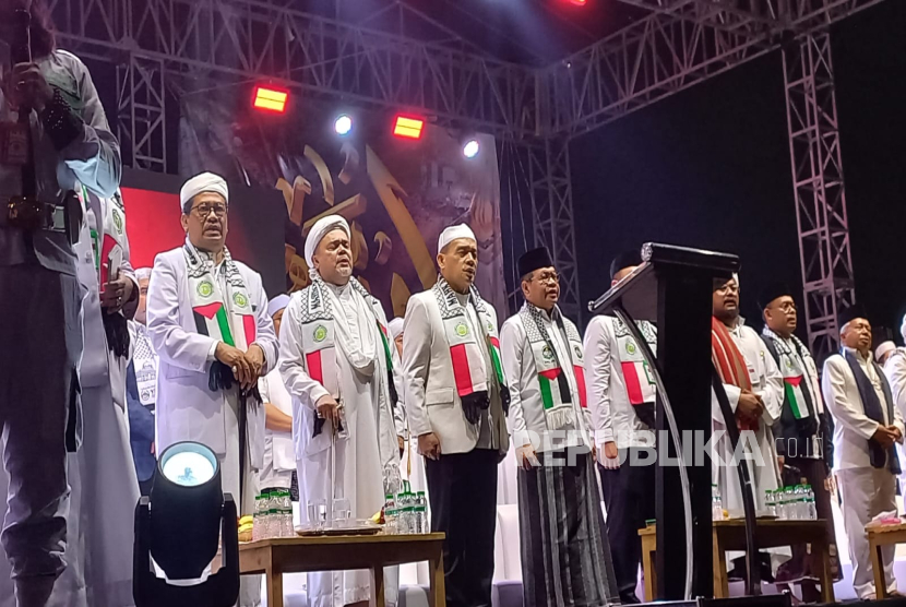 Habib Rizieq Shihab, Gubernur Jakarta Pramono Anung, dan sejumlah tokoh lainnya hadir dalam kegiatan Reuni 212 di kawasan Monas, Jakarta Pusat, Selasa (2/12/2025).