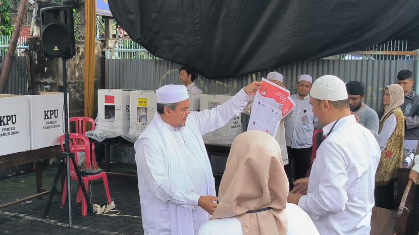 Habib Rizieq Shihab (HRS) mendatangi tempat pemungutan suara (TPS) 47 di Petamburan, Tanah Abang, Jakarta Pusat pada Rabu (14/2/2024) tengah hari untuk melakukan pencoblosan pilpres dan pileg 2024.