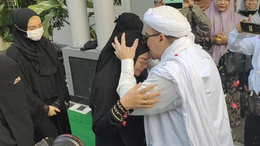 Habib Rizieq Shihab (HRS). Istri Habib Rizieq, Syarifah Fadlun bin Yahya, diduga memiliki riwayat penyakit kanker dan gagal ginjal. Jenazah akan dimakamkan pada Ahad (17/12/2023) pagi.