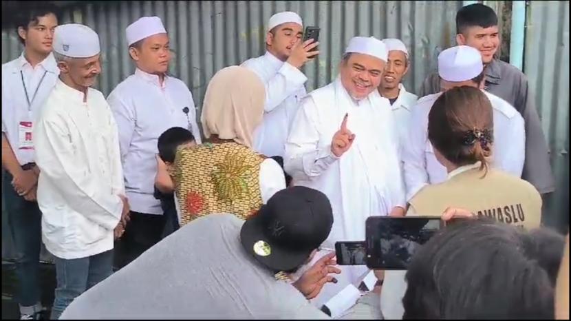 Habib Rizieq Shihab (HRS) telah melakukan pencoblosan di TPS 47 Kelurahan Petamburan, Kecamatan Tanah Abang, Jakarta Pusat pada Rabu (14/2/2024) siang WIB.