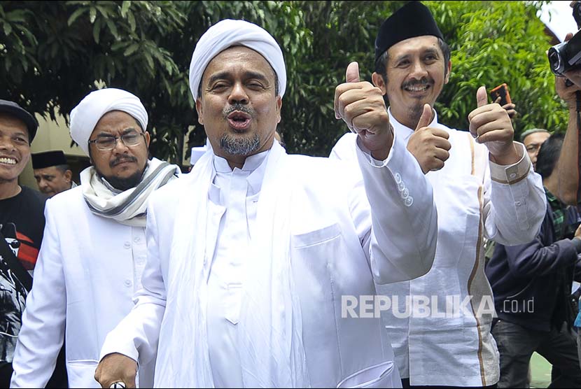Habib Rizieq Shihab memberi keterangan kepada awak media di sela pemeriksaan di Markas Polda Jawa Barat, Senin (13/2/17)