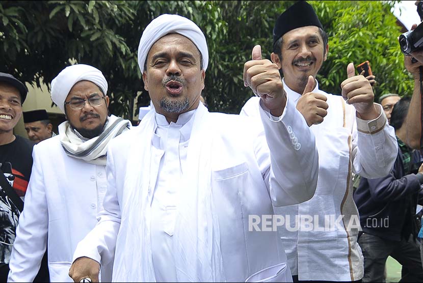 Habib Rizieq Shihab talks to the reporters in a sidelines of police's investigation on the case of alleged defamation to Pancasila at West Java Police Headquarters, February 13, 2017.