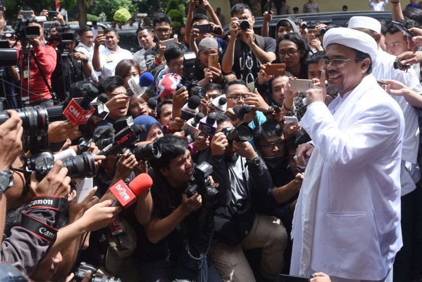 Habib Rizieq Shihab memberikan keterangan sebelum menjalani pemeriksaan di Polda Metro Jaya, Jakarta, Rabu (1/2). 