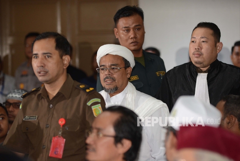  Habib Rizieq Shihab menjadi saksi dalam sidang terdakwa kasus dugaan penistaan agama Gubernur DKI Jakarta Basuki Tjahaja Purnama saat menjalani sidang yang digelar oleh Pengadilan Negeri Jakarta Utara di Auditorium Kementerian Pertanian, Jakarta, Selasa 