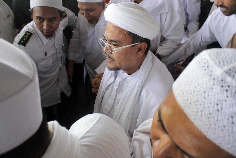 Imam Besar Front Pembela Islam (FPI) Habib Rizieq Syihab (tengah).