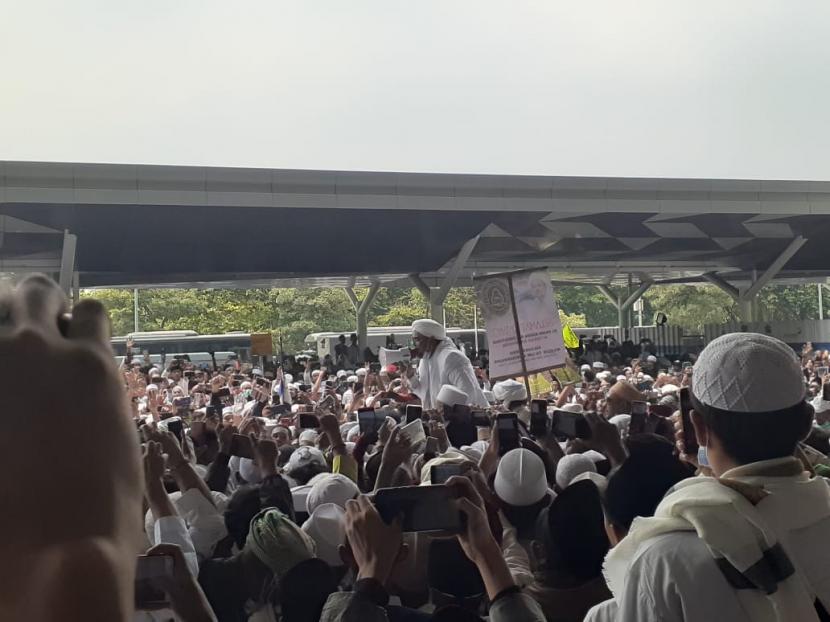 Ungkapan Massa Penjemput Habib Rizieq: Sosok yang Didambakan. Foto: Habib Rizieq tiba di Bandara Soekarno-Hatta, Tangerang, disambut massa dengan penuh antusias.