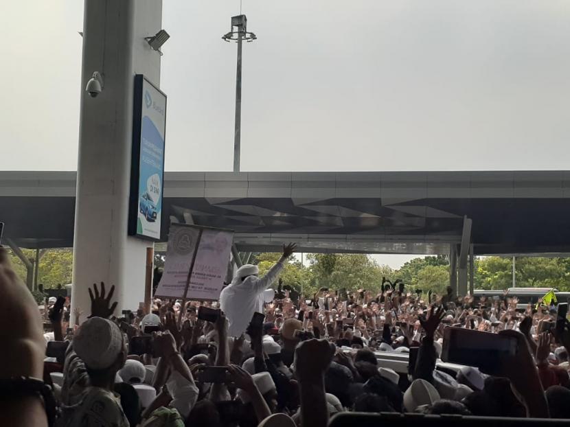 Habib Rizieq tiba di Bandara Soekarno-Hatta, Tangerang, disambut massa dengan penuh antusias.