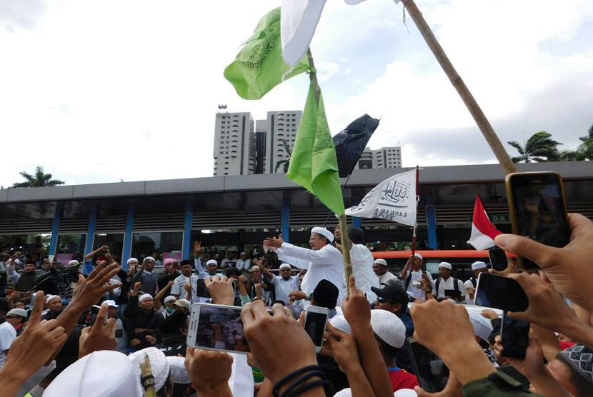 Habib Rizieq usai diperiksa Polda Metro Jaya mendatangi kerumunan massa untuk berorasi dan mengajak massa pulang ke rumahnya masing-masing. Senin (23/1).