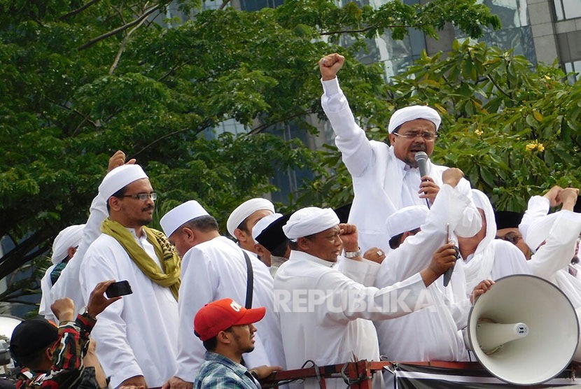 After being examined on the case of hammer and sickle, Habib Rizieq gave explanation to his supporters outside the Jakarta Metro Police headquarters on Monday (January 23). He then asked the mass to go home in peace and orderly.