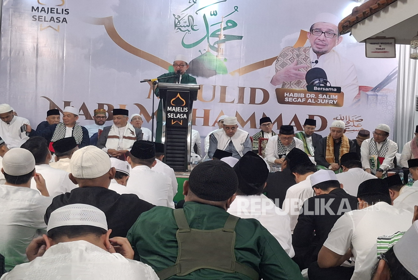 Habib Salim Segaf Al Jufri saat peringatan Maulid Nabi Muhammad SAW yang digelar oleh Majelis Selasa, Selasa (16/9/2025).