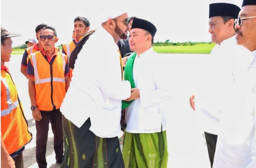 Habib Syech bin Abdul Qodir Assegaf disambut Gubernur Kalteng Sugianto Sabran dan Wakil Gubernur Edy Pratowo, serta Sekda Nuryakin.