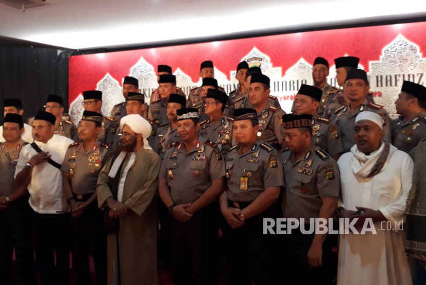 Habib Umar bin Hafidz telah tiba di BPMJ dan langsung berfoto bersama jajaran Perwira Polda Metro Jaya, Jakarta (Ilustrasi)