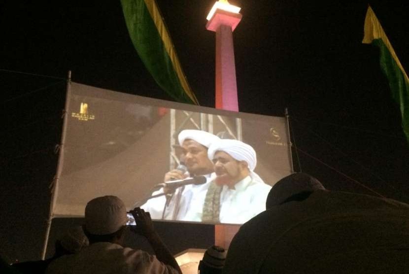 Habib Umar saat acara tabligh akbar di Monas, Jakarta, Senin (8/10).