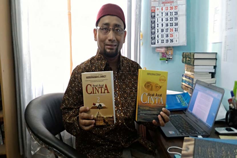 Habiburrahman El Shirazy bersama novel 