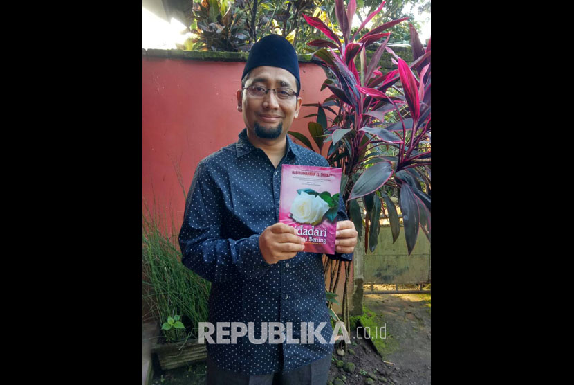 Habiburrahman El Shirazy dan novel terbarunya, Bidadari Bermata Bening.