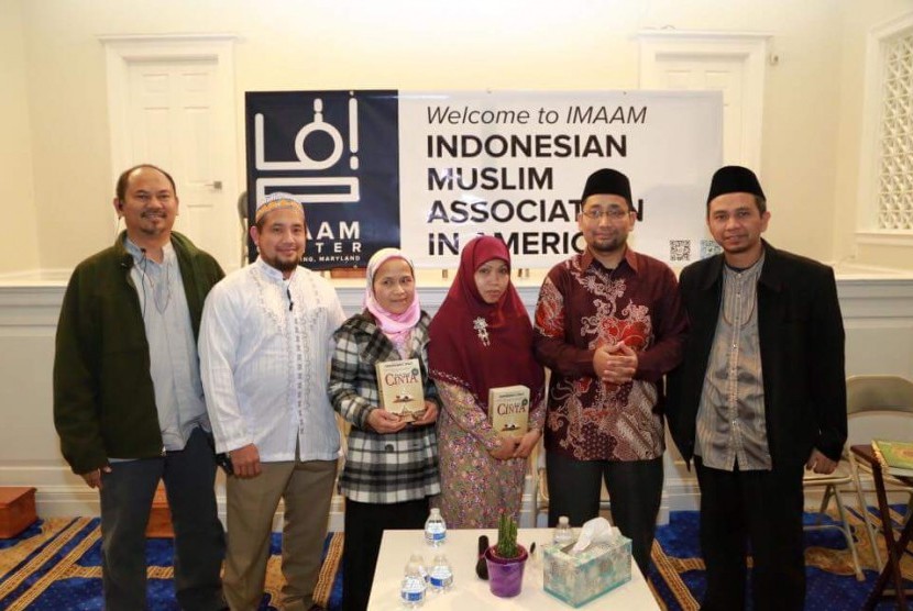 Habiburrahman El Shirazy (kedua dari kanan), imam Masjid IMAAM Center Imam Fahmi Zubir (kanan) dan Presiden IMAAM Dr Amang Sukasih (paling kiri) mengapit dua pemenang lelang novel 