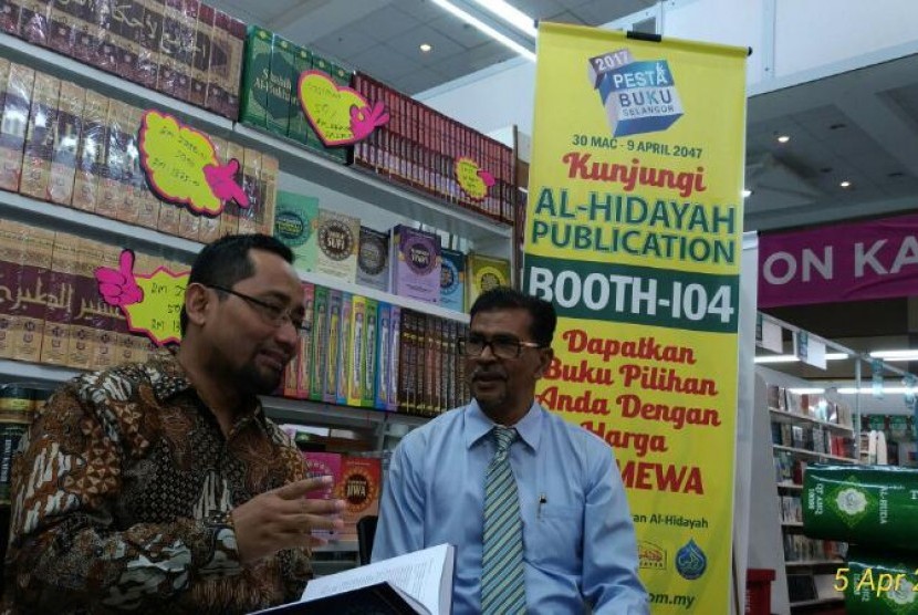 Habiburrahman El Shirazy (kiri) bersama Direktur Utama Al Hidayah Publisher Malaysia Encik Haji Kamaluddin Ibrahim, di Pesta Buku Selangor 2017, di Selangor, Malaysia, Rabu (5/4/2017).