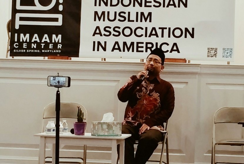 Habiburrahman El Shirazy memberikan ceramah pada muhasabah pergantian tahun di Masjid IMAAM Center Washington DC, Kamis (31/12) malam hingga Jumat (1/1) pagi.