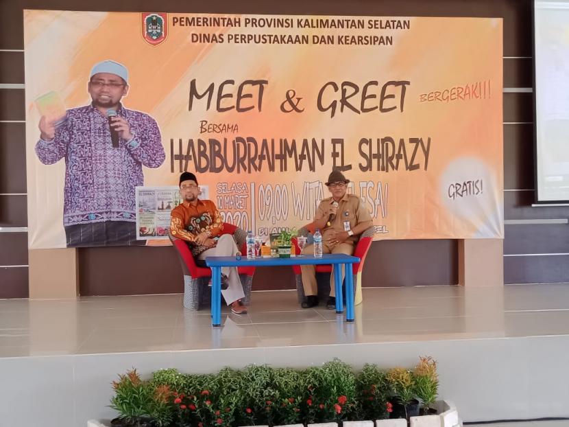 Habiburrahman El Shirazy tampil di acara Meet and Greet di Perpustakaan Banjarmasin, Selasa (10/3).