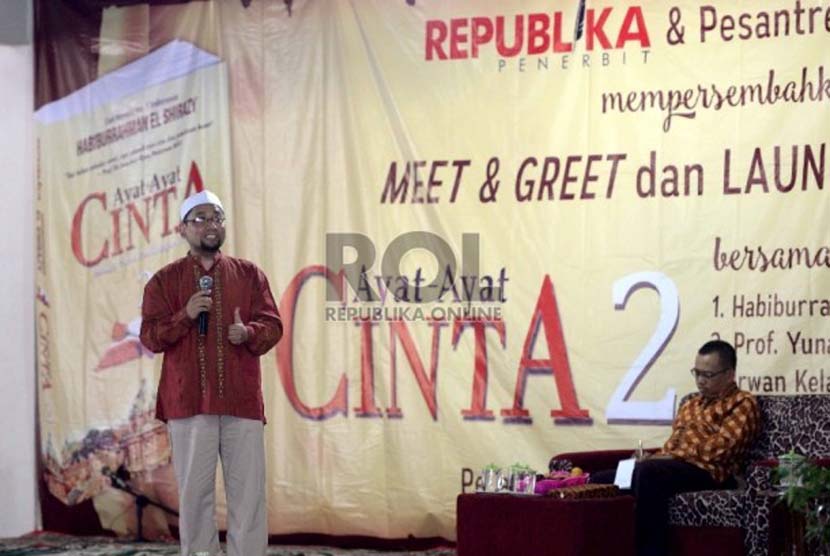 Habiburrahman El Shirazy  memberikan pemaparan pada launching dan bedah perdana novel 