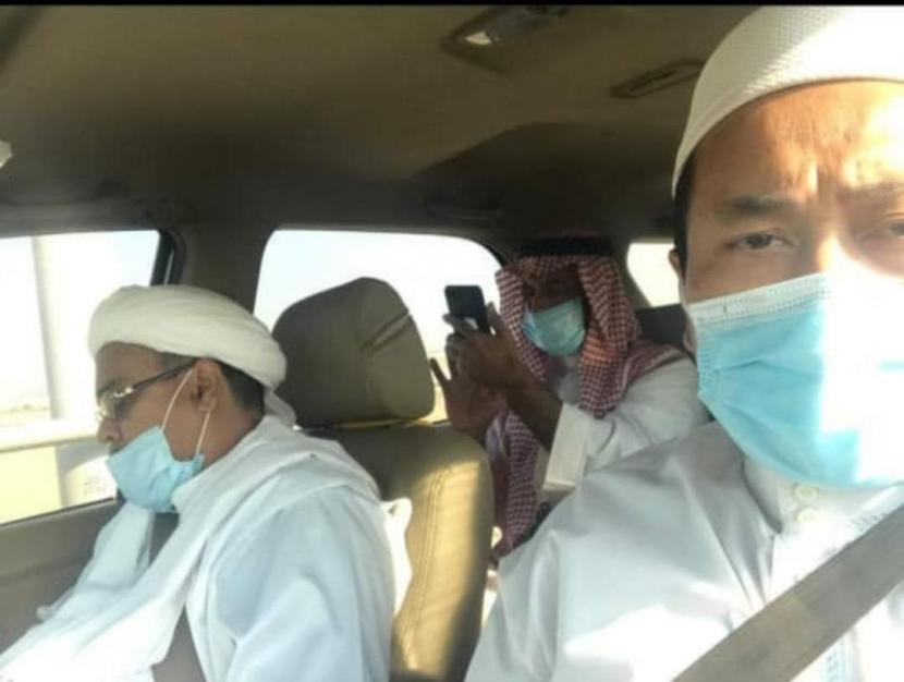 Habib Riziek Shihab dalam perjalanan ke Jeddah.