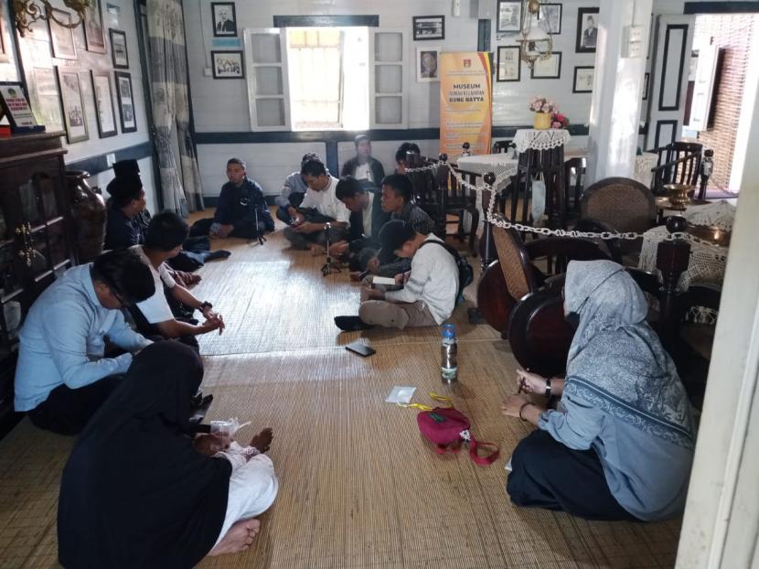 Hadi Nur Ramadhan (founder Rumah Sejarah Indonesia) sedang menyampaikan perjuangan Bung Hatta di Rumah Kelahiran Bung Hatta di Bukittinggi, Sumatera Barat, beberapa waktu lalu.