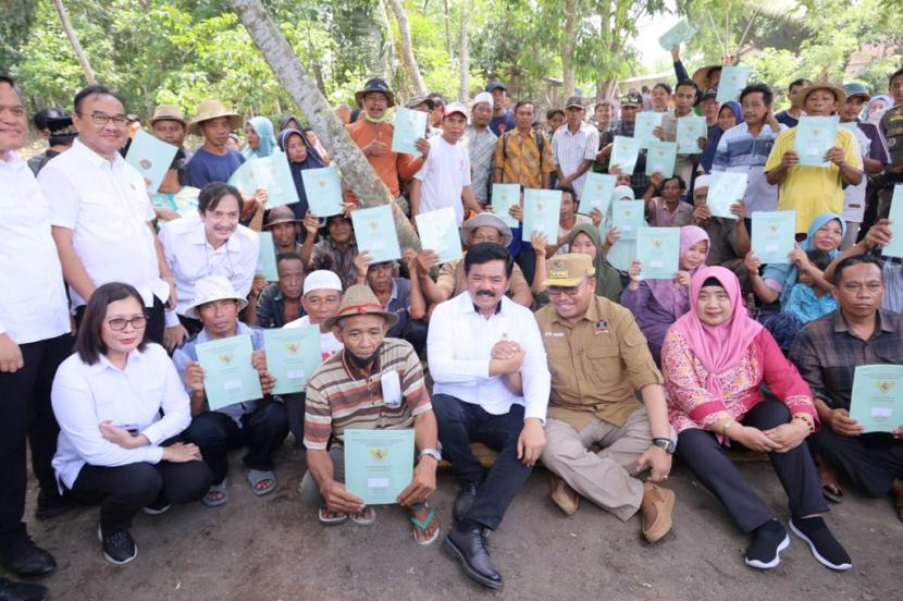 Hadi Tjahjanto menyerahkan 160 sertifikat tanah kepada masyarakat Kabupaten Lombok Barat