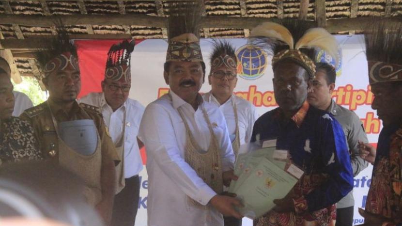 Hadi Tjahjanto menyerahkan sertifikat Hak Pengelolaan (HPL) masyarakat hukum adat Sawoi Hnya, Distrik Kemtuk Gresi, Kabupaten Jayapura, Papua pada Selasa (17/10/2023).  