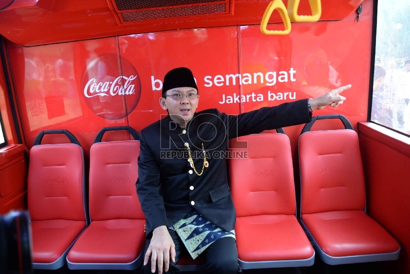 Hadiah Bus DKI Jakarta: Gubernur DKI Jakarta Basuki Tjahaja Purnama menaiki bus wisata saat peresmian dan sumbangan bus di silang barat Monas, Jakrta Pusat, Senin (22/6).