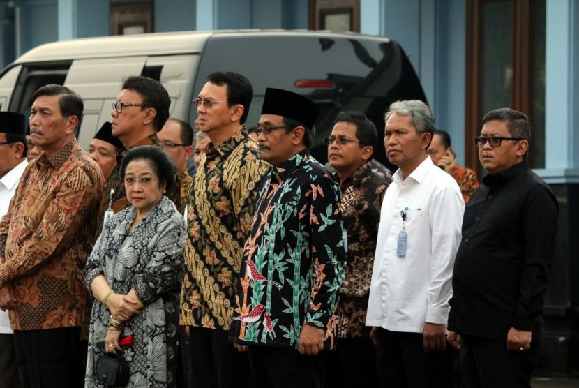 Hadir menyambut jenazah almarhum KH Hasyim selain Megawati antara lain Sekjen DPP PDI Perjuangan Hasto Kristiyanto, Menko Kemaritiman Luhut B Panjaitan, Mensesneg Pratikno, Mendagri Tjahjo Kumolo, dan Menteri Agama Lukman Hakim Saifuddin. Hadir juga Ahok-D
