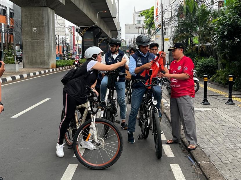 Hadiri perpisahan, Gubernur DKI Jakarta Anies Rasyid Baswedan bersepeda dari Lebak Bulus hingga ke Balai Kota DKI, Ahad (16/10). 