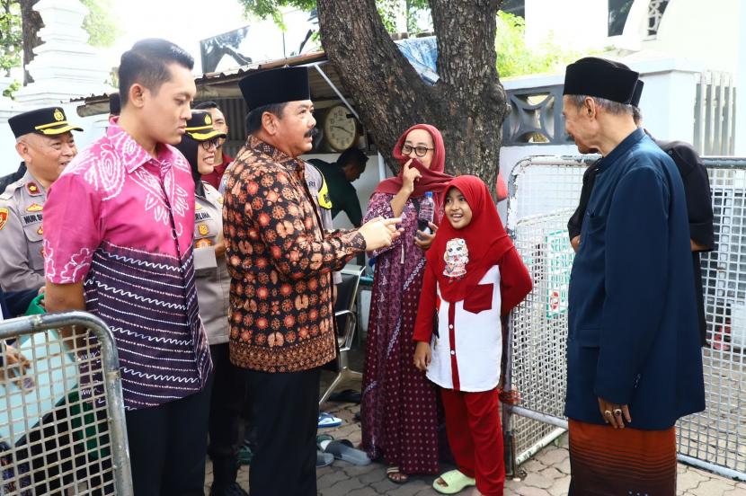 HadiTjahjanto saat menyerahkan sertifikat aset Barang Milik Daerah (BMD) dan Barang Milik Negara (BMN), sertifikat tanah wakaf, serta sertifikat untuk rumah ibadah, di Pendopo Delta Wibawa, Kabupaten Sidoarjo, Jawa Timur.