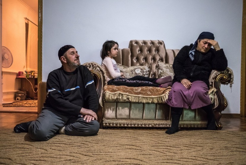 Belant Zulgayeva bersama cucu-cucunya di Desa Dachu-Borzoi, di pinggiran Grozny, Rusia. Cucunya sempat tinggal di Irak dan tinggal bersama militan ISIS.