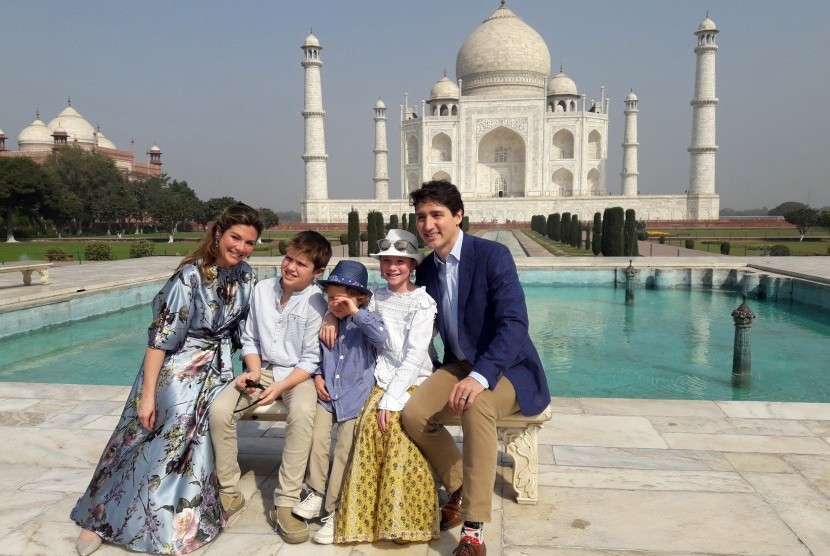 Hadrien Trudeau duduk paling tengah diapit kedua kakaknya dan orang tuanya saat mengunjungi Taj Mahal di India.