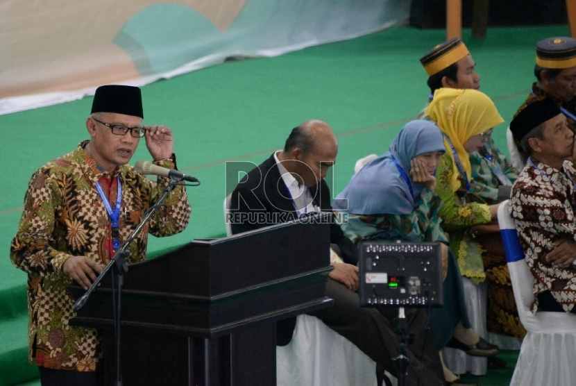 Haedar Nashir memberikan sambutan usai melakukan serah terima jabatan saat sidang pleno muktamar Muhammadiyah ke 47 di kampus Unismuh Makassar, Sulsel, Jumat (7/8).  (Republika/Prayogi)