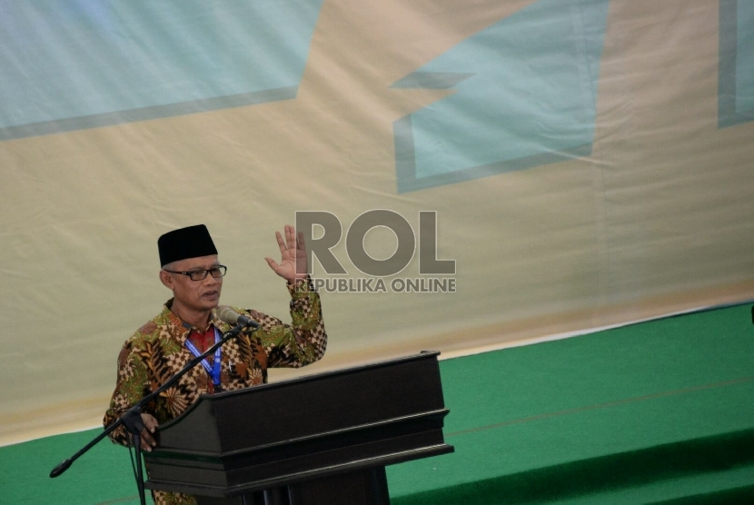 Haedar Nashir memberikan sambutan usai melakukan serah terima jabatan saat sidang pleno muktamar Muhammadiyah ke 47 di kampus Unismuh Makassar, Sulsel.  (Republika/Prayogi)