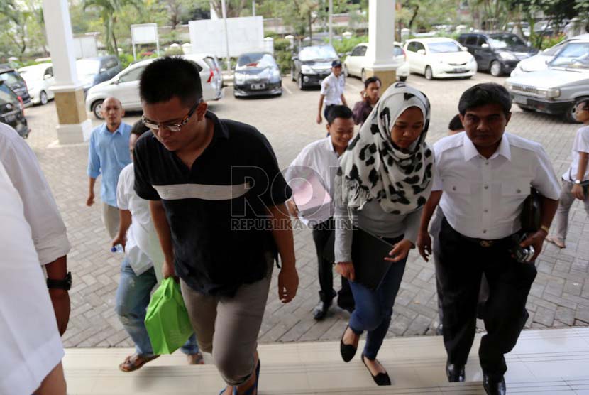 Hafitd (kiri) dan Assyifa, tersangka kasus pembunuhan Ade Sara Angelina Suroto (19), saat tiba di Kejaksaan Negeri Jakarta Pusat, Senin (23/6/2014).