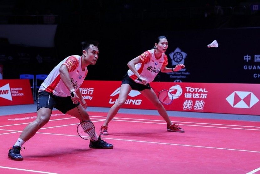 Hafiz Faizal (kiri) dan Gloria Emanuelle Widjaja saat mengalahkan rekan senegaranya Praveen Jordan/Melati Daeva Oktavianti pada laga pembuka babak penyisihan Grup B BWF World Tour Finals 2019 Guangzhou.