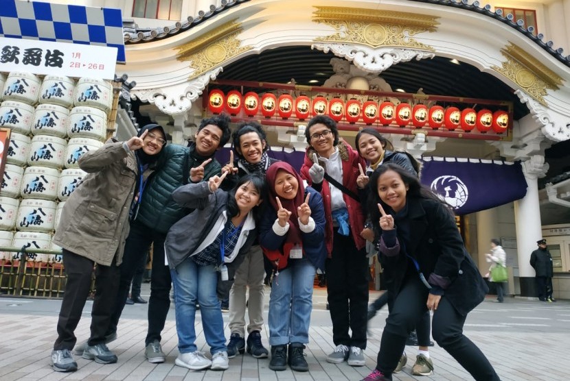 Hafiz (ketiga dari kanan), mahasiswa STMIK Nusa Mandiri mewakili Indonesia dalam program JENESYS di Jepang.