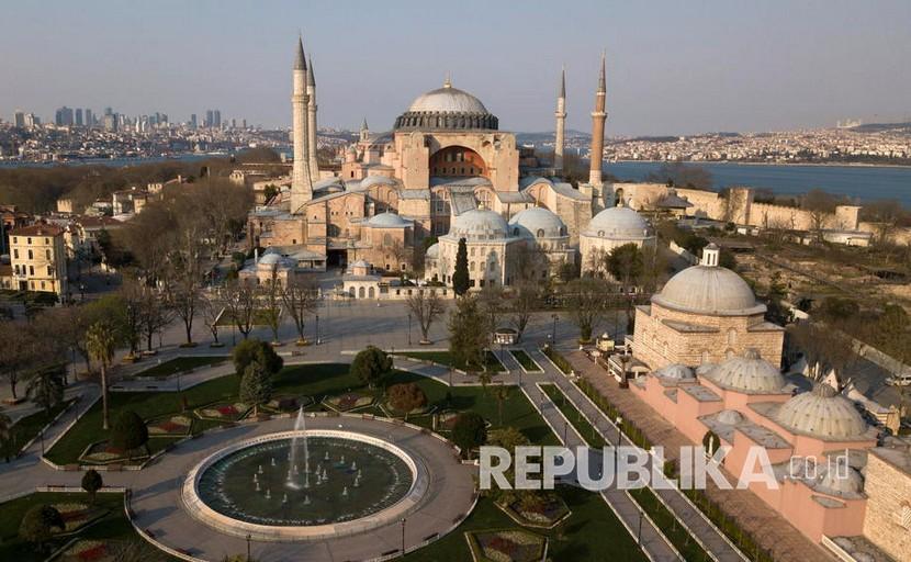  Hagia Sophia di Istanbul, Turki.