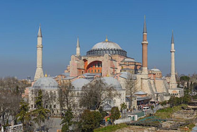 Sholat Digelar di Alun-Alun Dekat Hagia Sophia. Hagia Sophia, Istanbul, Turki. 