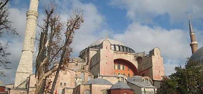  Hagia Sophia, salah satu peninggalan Kesultanan Utsmani. Dari gereja menjadi masjid, dan kini jadi museum.