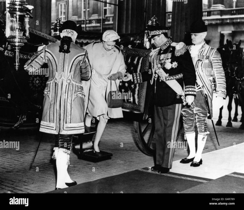 hah Iran memberikan tangannya kepada Ratu Elizabeth II saat dia turun dari kereta di Istana Buckingham setelah berkendara kenegaraan dari Stasiun Victoria.