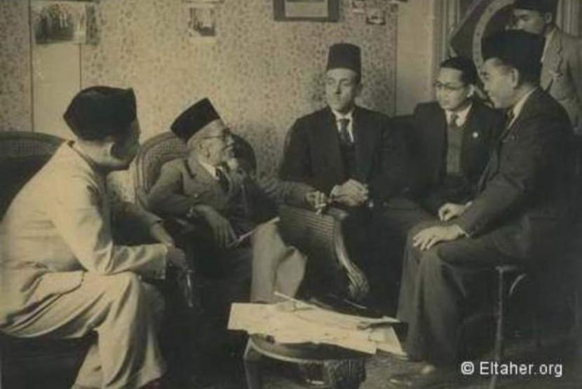 Haji Agus Salim menemui delegasi Liga Arab di Mesir pada 1947.