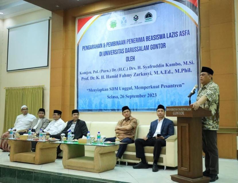 Haji Syafruddin memberikan pembekalan kepada penerima beasiswa kader pesantren yang sedang studi di Unida Gontor, Kabupaten Ponorogo, Jawa Timur, Rabu (26/9/2023).