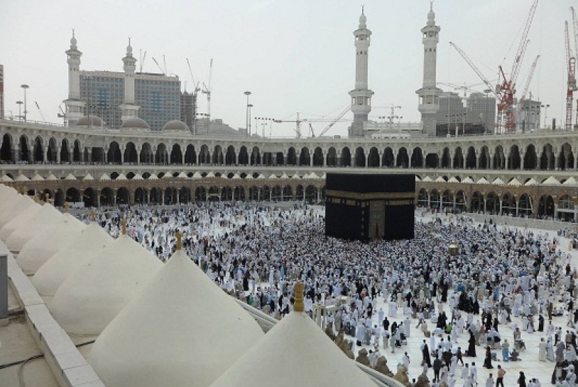 Hajj or pilgrimage in Mecca (illustration) 