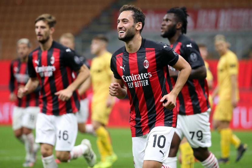 Hakan Calhanoglu (tengah), pencetak dua gol kemenangan AC Milan atas Bodo/Glimt di kualifikasi Liga Europa.